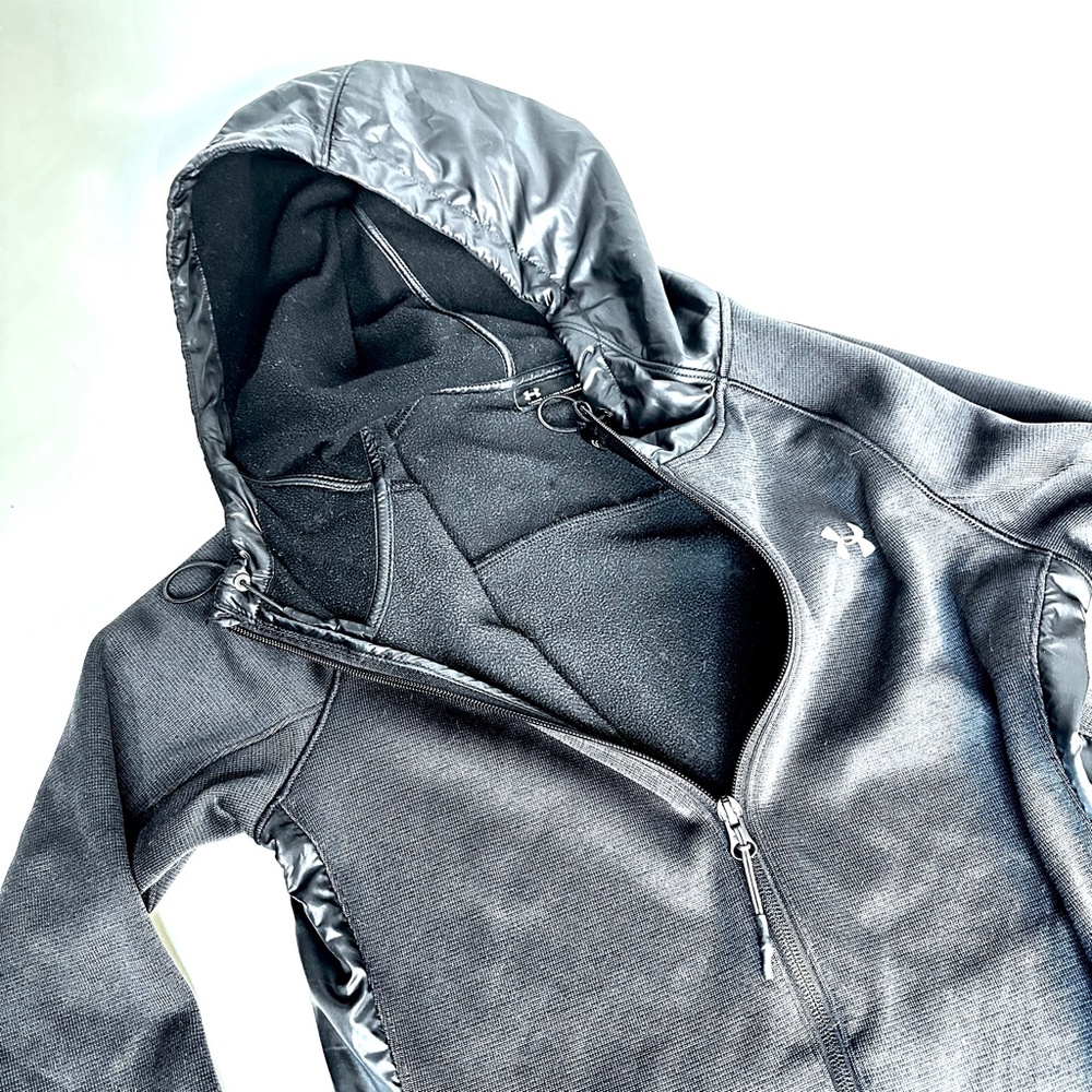 Under Armor Storm Water Resistant Jacket small black, thumb holes zipper pockets